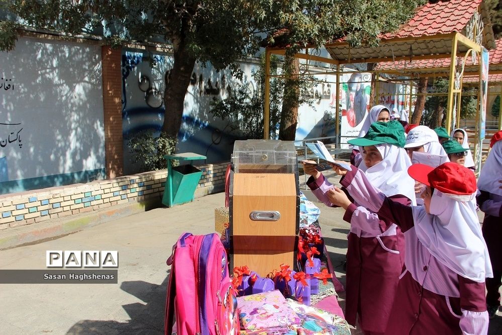 مشق محبت دانش‌آموزان اسلامشهری در مراسم شور عاطفه‌ها