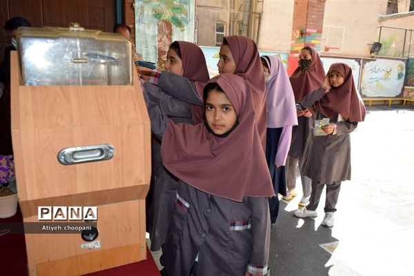 برگزاری آیین زنگ عاطفه‌ها در دبستان شهید دکتر دیالمه منطقه ۱۴