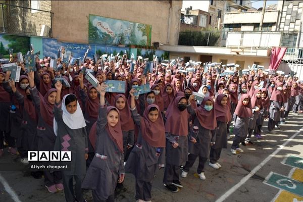 برگزاری آیین زنگ عاطفه‌ها در دبستان شهید دکتر دیالمه منطقه ۱۴