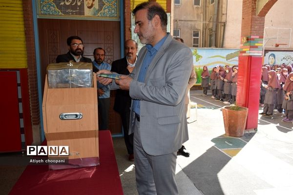 برگزاری آیین زنگ عاطفه‌ها در دبستان شهید دکتر دیالمه منطقه ۱۴