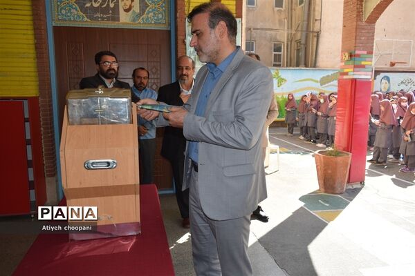 برگزاری آیین زنگ عاطفه‌ها در دبستان شهید دکتر دیالمه منطقه ۱۴