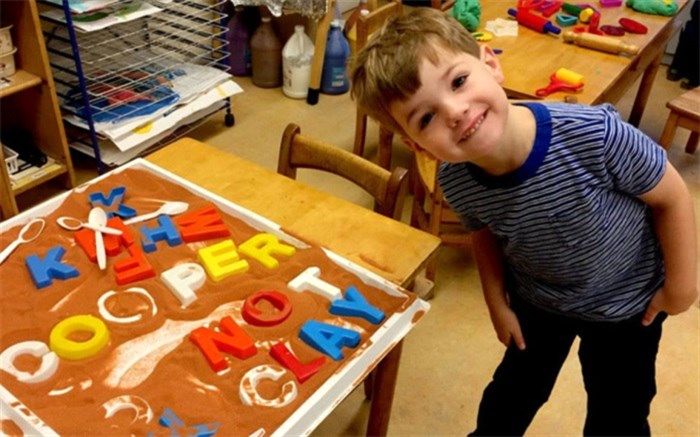 چه عواملی مدرسه‌هراسی کودکان را تشدید می‌کند؟