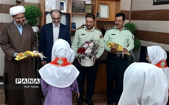 دیدار مدیر آموزش و پرورش و جمعی از دانش‌آموزان با فرمانده نیروی انتظامی مراغه