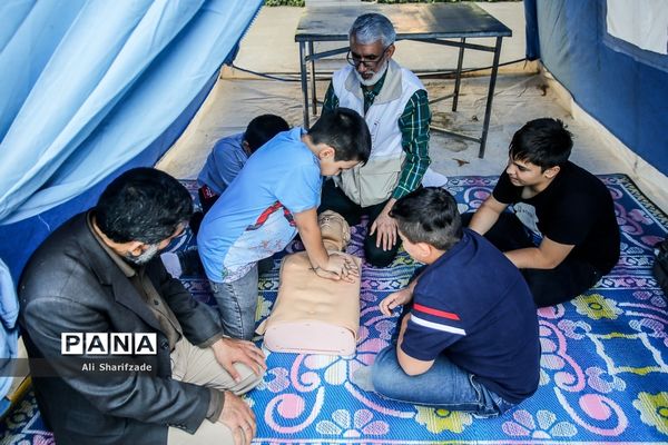 کارگاه‌های مهارت‌آموزی ویژه دانش‌آموزان در حاشیه نماز جمعه تهران