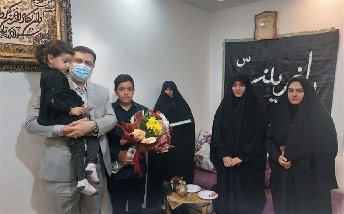 دیدار قاضی‌زاده هاشمی با یکی از مجروحین نارامی‌های اخیر