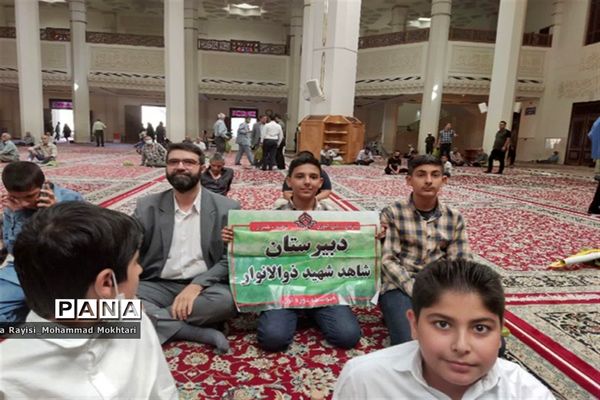 حضور پر شور دانش‌آموزان آموزش و پرورش ناحیه 2 شیراز در مراسم نماز جمعه