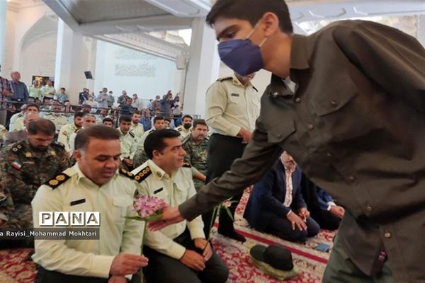 حضور پر شور دانش‌آموزان آموزش و پرورش ناحیه 2 شیراز در مراسم نماز جمعه