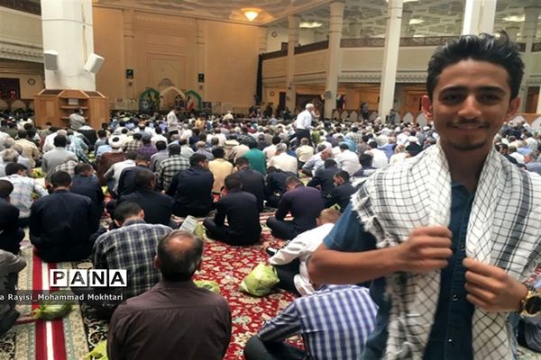 حضور پر شور دانش‌آموزان آموزش و پرورش ناحیه 2 شیراز در مراسم نماز جمعه