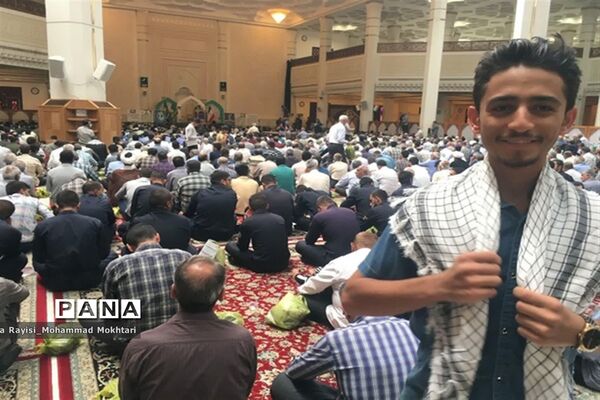 حضور پر شور دانش‌آموزان آموزش و پرورش ناحیه 2 شیراز در مراسم نماز جمعه