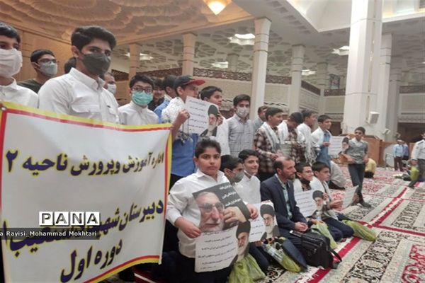 حضور پر شور دانش‌آموزان آموزش و پرورش ناحیه 2 شیراز در مراسم نماز جمعه