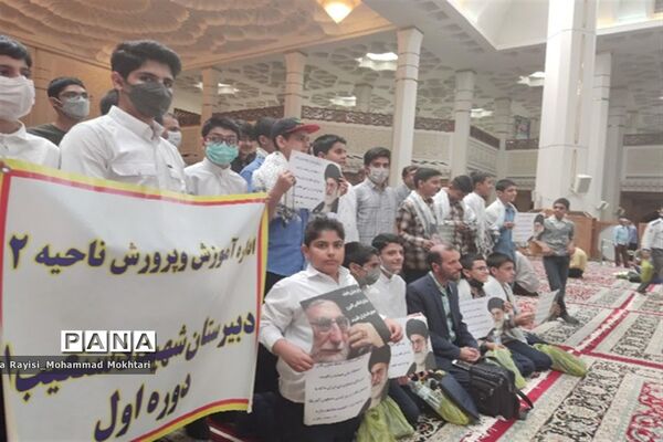 حضور پر شور دانش‌آموزان آموزش و پرورش ناحیه 2 شیراز در مراسم نماز جمعه