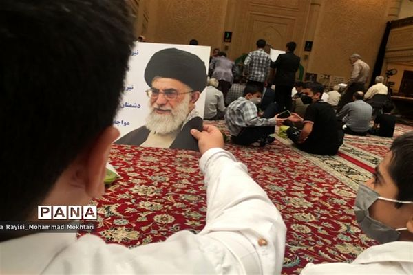 حضور پر شور دانش‌آموزان آموزش و پرورش ناحیه 2 شیراز در مراسم نماز جمعه