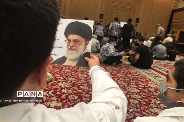 حضور پر شور دانش‌آموزان آموزش و پرورش ناحیه 2 شیراز در مراسم نماز جمعه
