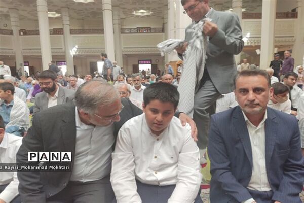 حضور پر شور دانش‌آموزان آموزش و پرورش ناحیه 2 شیراز در مراسم نماز جمعه