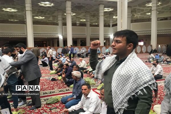 حضور پر شور دانش‌آموزان آموزش و پرورش ناحیه 2 شیراز در مراسم نماز جمعه