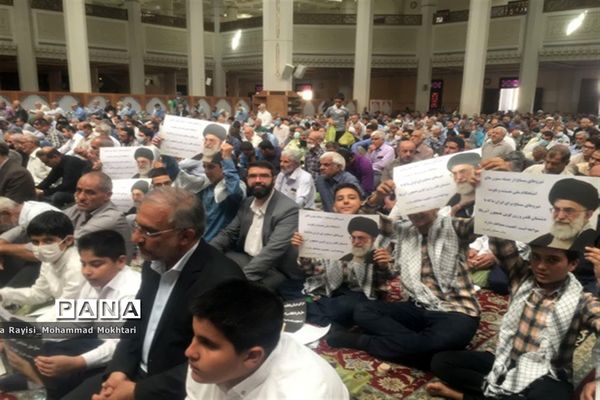 حضور پر شور دانش‌آموزان آموزش و پرورش ناحیه 2 شیراز در مراسم نماز جمعه