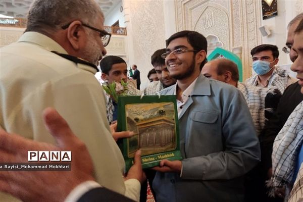 حضور پر شور دانش‌آموزان آموزش و پرورش ناحیه 2 شیراز در مراسم نماز جمعه