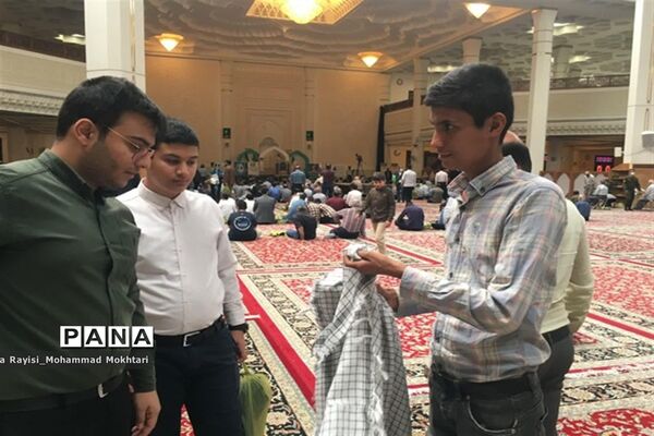 حضور پر شور دانش‌آموزان آموزش و پرورش ناحیه 2 شیراز در مراسم نماز جمعه