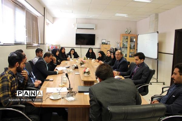 نشست تبیینی رئیس بسیج فرهنگیان فارس با اعضای قرارگاه شهید اسکندری سازمان دانش‌آموزی استان فارس