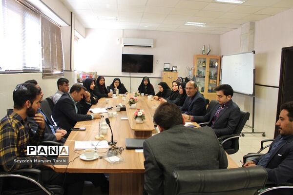 نشست تبیینی رئیس بسیج فرهنگیان فارس با اعضای قرارگاه شهید اسکندری سازمان دانش‌آموزی استان فارس