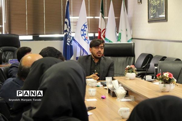 نشست تبیینی رئیس بسیج فرهنگیان فارس با اعضای قرارگاه شهید اسکندری سازمان دانش‌آموزی استان فارس