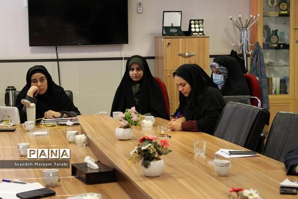 نشست تبیینی رئیس بسیج فرهنگیان فارس با اعضای قرارگاه شهید اسکندری سازمان دانش‌آموزی استان فارس