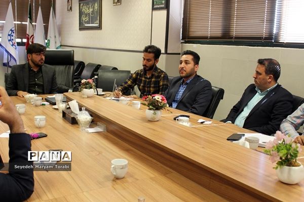 نشست تبیینی رئیس بسیج فرهنگیان فارس با اعضای قرارگاه شهید اسکندری سازمان دانش‌آموزی استان فارس