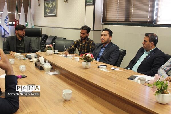 نشست تبیینی رئیس بسیج فرهنگیان فارس با اعضای قرارگاه شهید اسکندری سازمان دانش‌آموزی استان فارس
