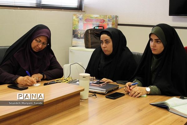 نشست تبیینی رئیس بسیج فرهنگیان فارس با اعضای قرارگاه شهید اسکندری سازمان دانش‌آموزی استان فارس