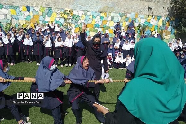 برگزاری مسابقه طناب‌کشی ویژه روز جهانی کودک در دبستان شهید سجادیان رودهن