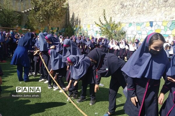 برگزاری مسابقه طناب‌کشی ویژه روز جهانی کودک در دبستان شهید سجادیان رودهن