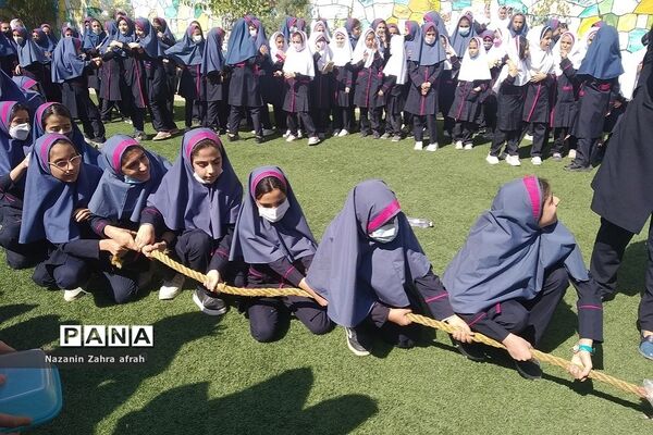 برگزاری مسابقه طناب‌کشی ویژه روز جهانی کودک در دبستان شهید سجادیان رودهن