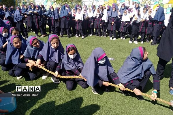 برگزاری مسابقه طناب‌کشی ویژه روز جهانی کودک در دبستان شهید سجادیان رودهن