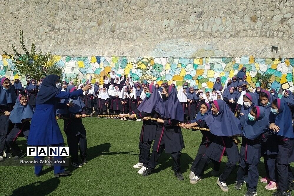 برگزاری مسابقه طناب‌کشی ویژه روز جهانی کودک در دبستان شهید سجادیان رودهن