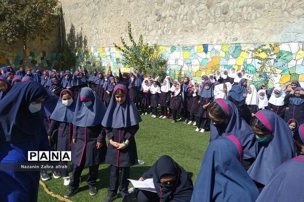 برگزاری مسابقه طناب‌کشی ویژه روز جهانی کودک در دبستان شهید سجادیان رودهن