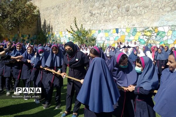 برگزاری مسابقه طناب‌کشی ویژه روز جهانی کودک در دبستان شهید سجادیان رودهن
