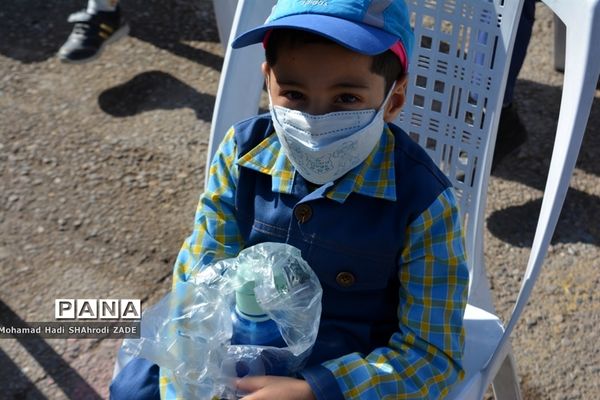 مراسم مهر عاطفه‌ها با شعار «با هم مشق مهربانی بنویسیم» در دبستان پسرانه طیب -مشهد