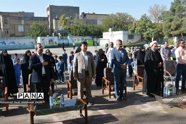 مراسم مهر عاطفه‌ها با شعار «با هم مشق مهربانی بنویسیم» در دبستان پسرانه طیب -مشهد