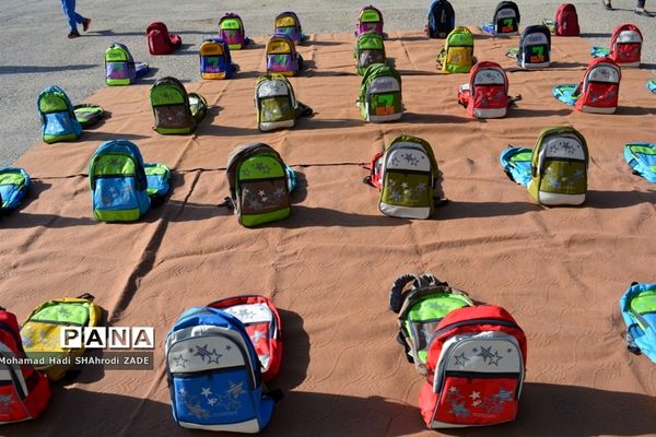 مراسم مهر عاطفه‌ها با شعار «با هم مشق مهربانی بنویسیم» در دبستان پسرانه طیب -مشهد