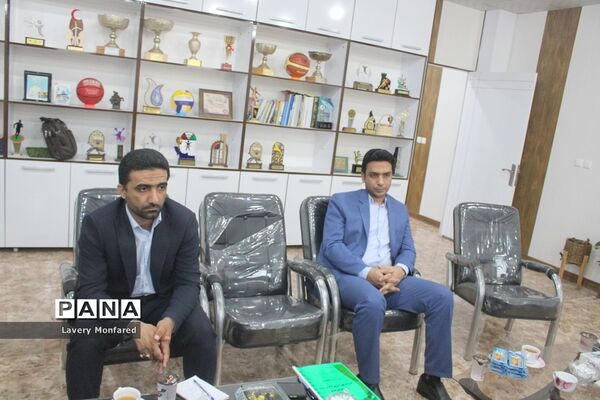 نشست معاون تربیت‌بدنی و سلامت آموزش و پرورش استان بوشهر با  رئیس هیات ورزش روستایی و بازی‌های بومی محلی استان