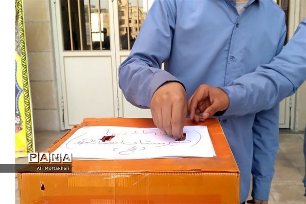 برگزاری جشن عاطفه‌ها در دبیرستان نمونه دولتی انصارالمهدی قرچک