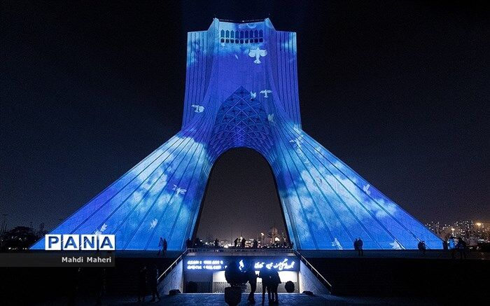 بازدید رایگان کودکان از برج آزادی به مناسبت هفته ملی کودک