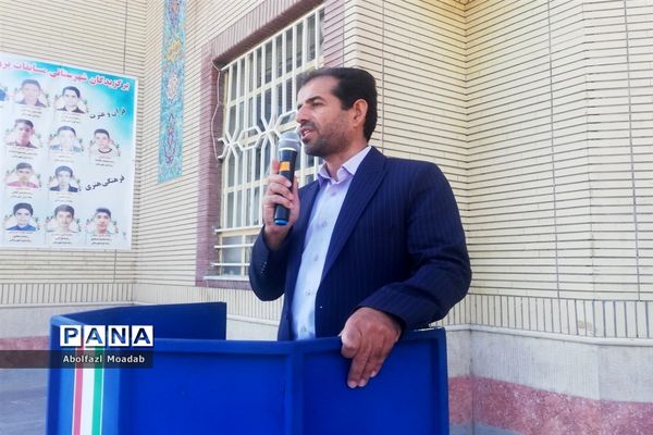 مراسم «جشن ملی پرچم» در دبیرستان پسرانه نمونه آیت‌ الله خامنه‌ای کاشمر