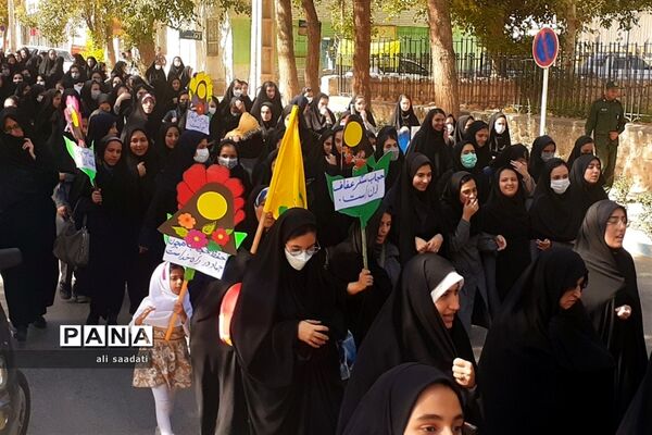 خروش دانش‌آموزان شهر کلات در پاسخ به اغتشاشات اخیر در کشور