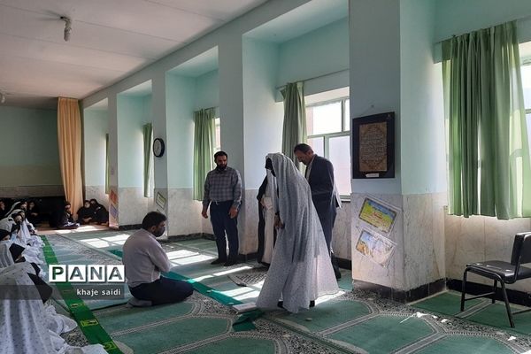 برگزاری مراسم نماز به‌مناسبت هفته نیروی انتظامی در دبیرستان شبانه‌روزی الزهرا اصفهان