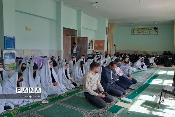 برگزاری مراسم نماز به‌مناسبت هفته نیروی انتظامی در دبیرستان شبانه‌روزی الزهرا اصفهان