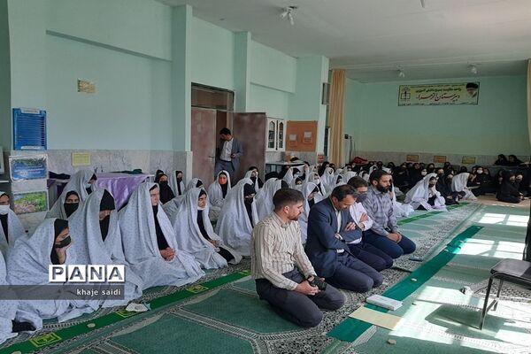 برگزاری مراسم نماز به‌مناسبت هفته نیروی انتظامی در دبیرستان شبانه‌روزی الزهرا اصفهان
