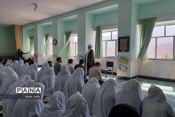 برگزاری مراسم نماز به‌مناسبت هفته نیروی انتظامی در دبیرستان شبانه‌روزی الزهرا اصفهان