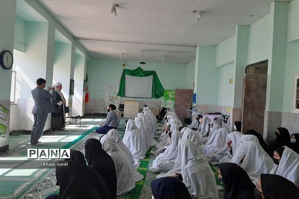 برگزاری مراسم نماز به‌مناسبت هفته نیروی انتظامی در دبیرستان شبانه‌روزی الزهرا اصفهان