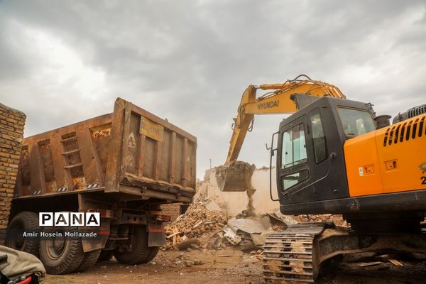 مناطق زلزله زده خوی؛ آغاز عملیات آواربرداری